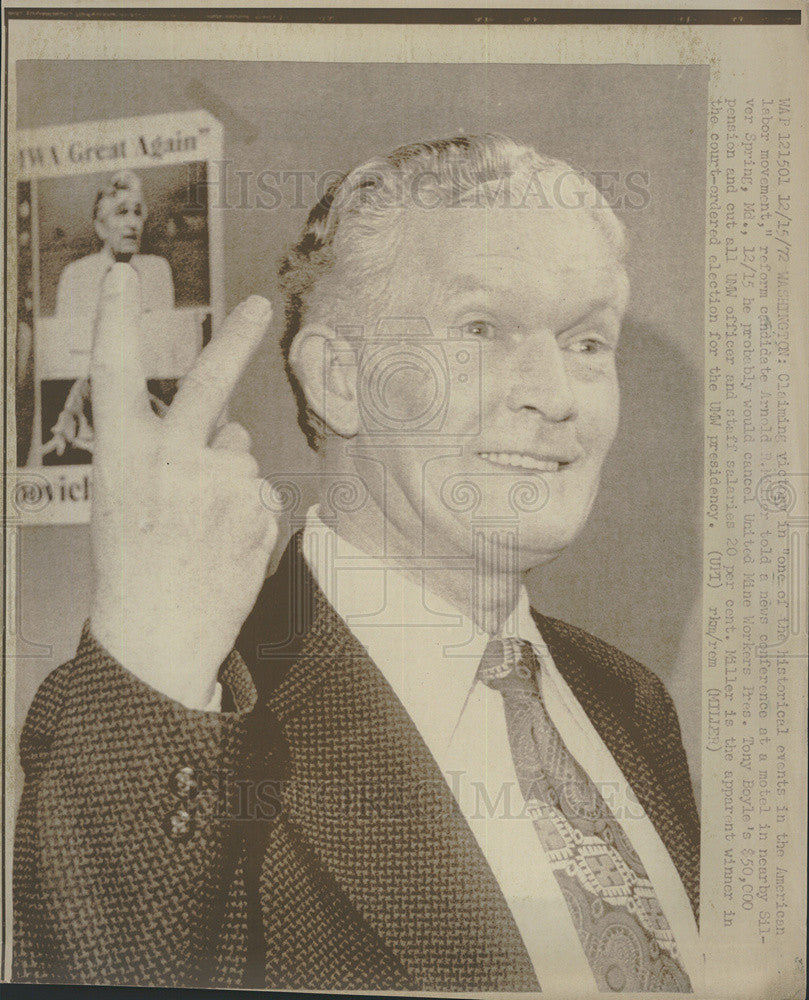 1972 Press Photo United Mine Workers President Arnold Miller Giving Victory Sign - Historic Images