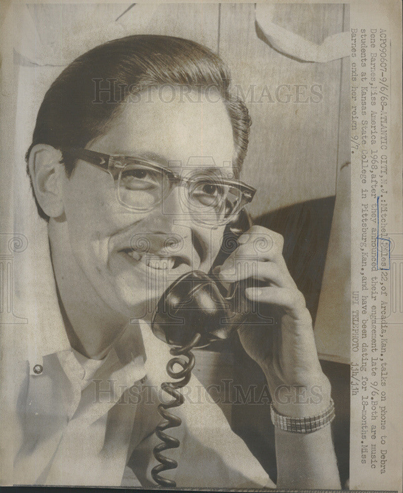 1968 Press Photo Miss America Fiance Mitchel Miles On Phone With Debra Barnes - Historic Images
