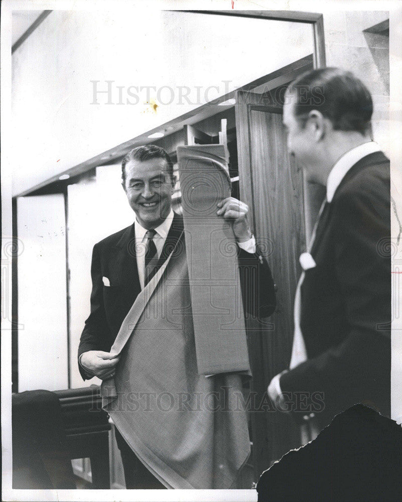 1967 Press Photo Actor Ray Milland Holding Clothing Material Chicago Store - Historic Images