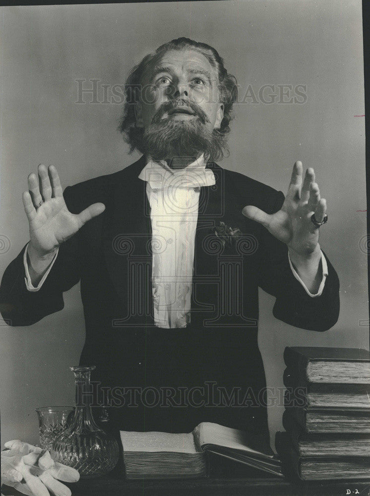 1971 Press Photo Welsh actor Emlyn Williams stars in play &quot;Charles Dickens.&quot; - Historic Images