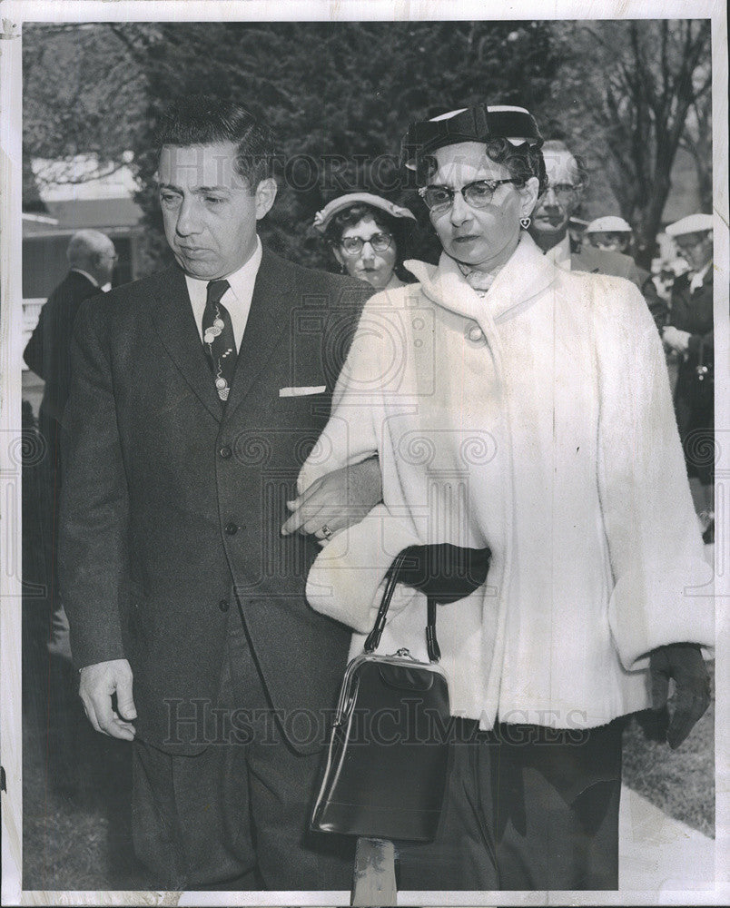 1958 Press Photo Mr. and Mrs. Michael Ridulph entering St. Johns Church - Historic Images