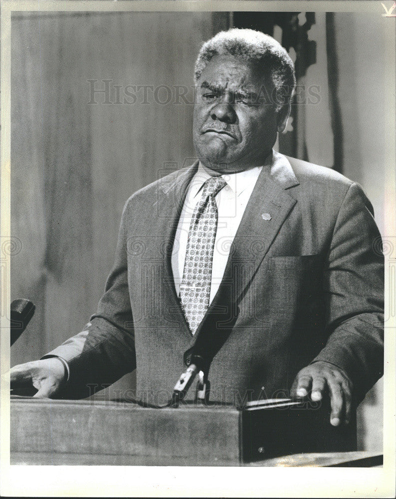 1986 Press Photo Chicago Mayor Harold Washington Talks To Press At City Hall - Historic Images