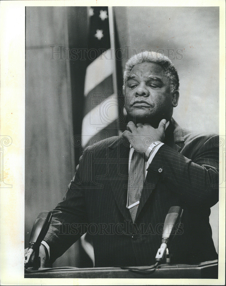 1987 Press Photo Mayor speaks to council Harold Washington regarding Budget - Historic Images