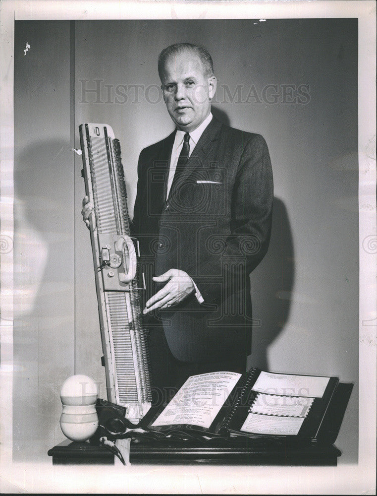 1982 Press Photo Henry B. Montague Chief Postal Inspector With Confiscated Items - Historic Images