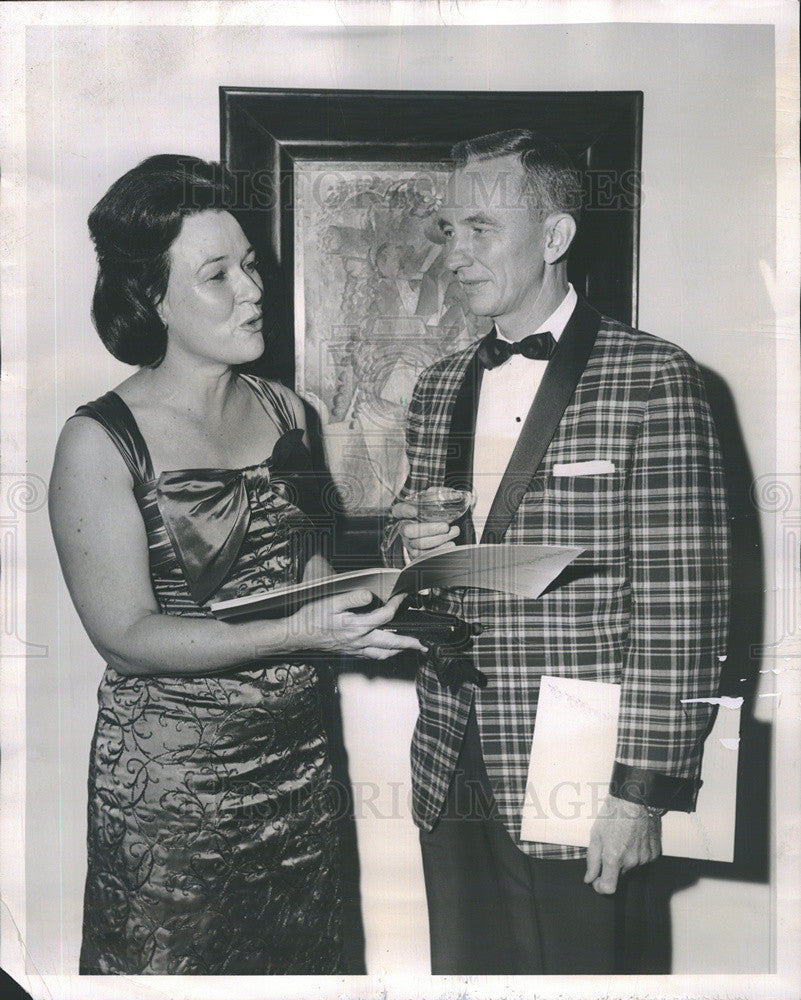 1962 Press Photo Mr. and Mrs. Gordon Monsen at art gallery - Historic Images