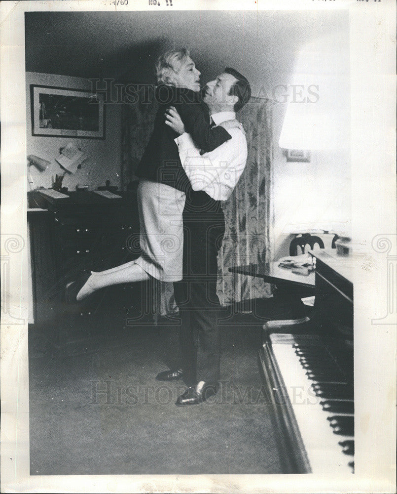 1960 Press Photo Actor Yves Montard greets wife Simone Signoret - Historic Images