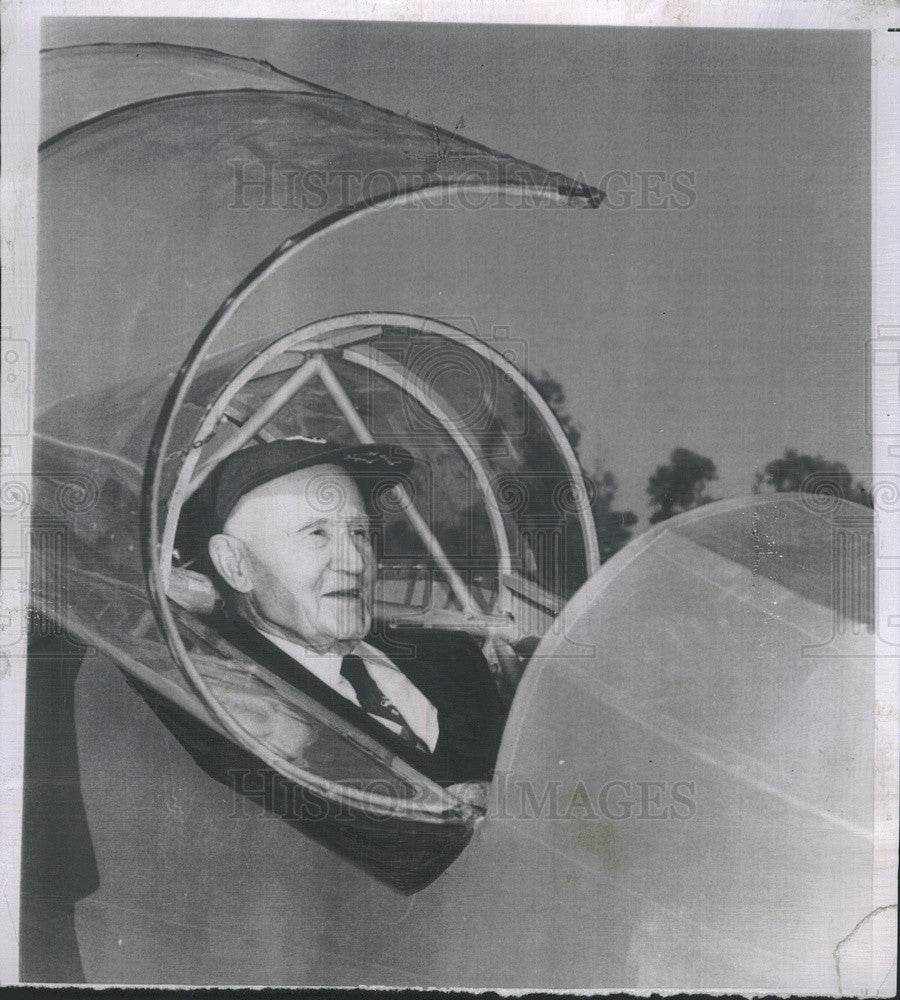 1954 Press Photo James W. &quot;Dad&quot; Montee Oldest Licensed Pilot Rides In Glider - Historic Images