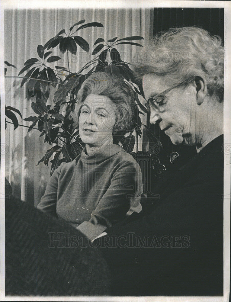 1968 Press Photo Mrs. Kenneth Montgomery And Mrs. Erna Gibbs Vietnam Protest - Historic Images