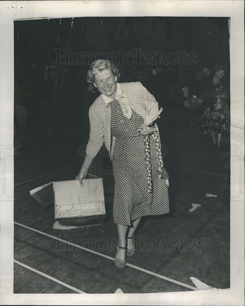 1952 Press Photo Mrs John R. Montgomery Hubbard woods chairman of Rummage Sales - Historic Images