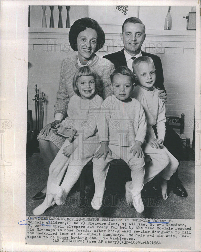 1976 Press Photo Senator Designate Walter fl Mondale wife and children - Historic Images