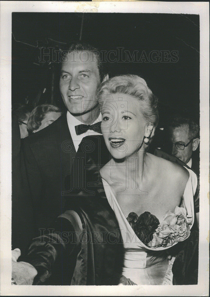 1954 Press Photo Dinah Shore/Husband Wearing Flowers In Her Bosom-The Egyptian - Historic Images