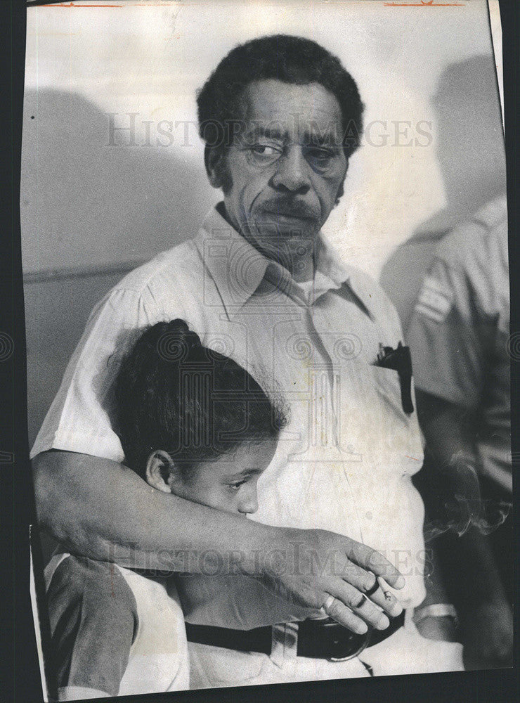 1974 Press Photo Girl At  Hospital After Bus Accident Kills 2 And 9 Hurt Roselnd - Historic Images