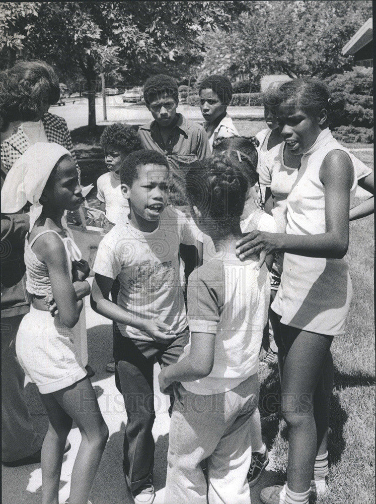 Press Photo Bessie stringer tells friends about being released from hospital - Historic Images