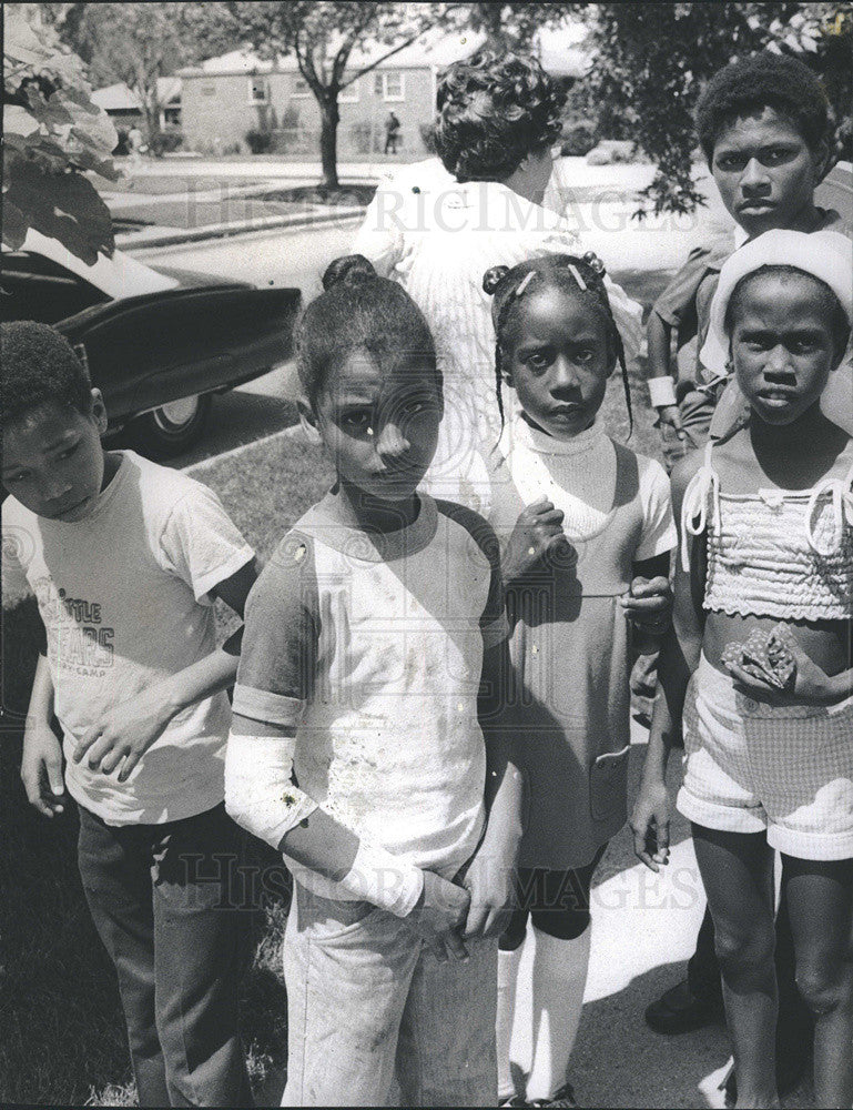 Press Photo Bessie Stringer with friends after Bus accident and being treated at - Historic Images