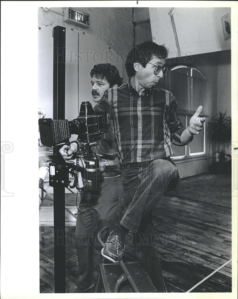 1983 Press Photo Fred Stein shooting photos in his studio - Historic Images