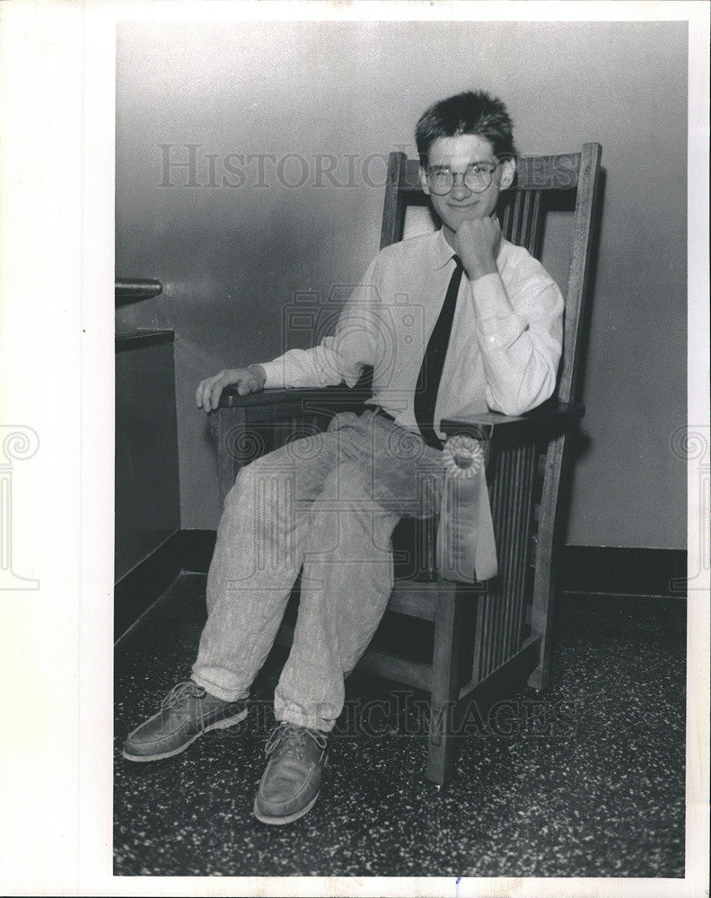 1989 Press Photo Josh Stein Sits  Frank Lloyd Wright Prize Winning Design Chair - Historic Images