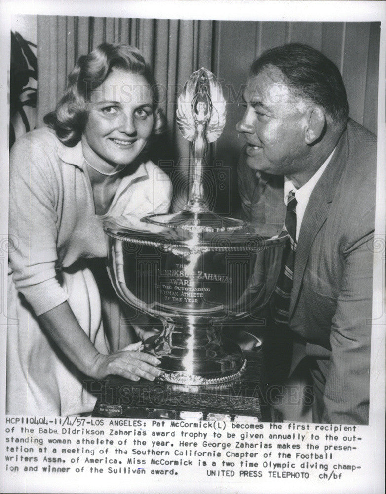 1957 Press Photo Pat McCormick, Babe Didrikson Zaharias Award Trophy - Historic Images