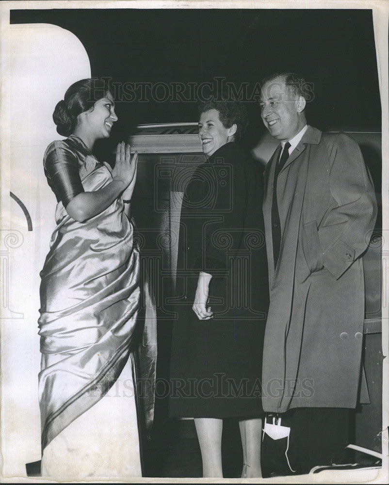 1963 Press Photo Sadhana Mohan/Air India Stewardess/Dr./Mrs. Gerald Menaker - Historic Images