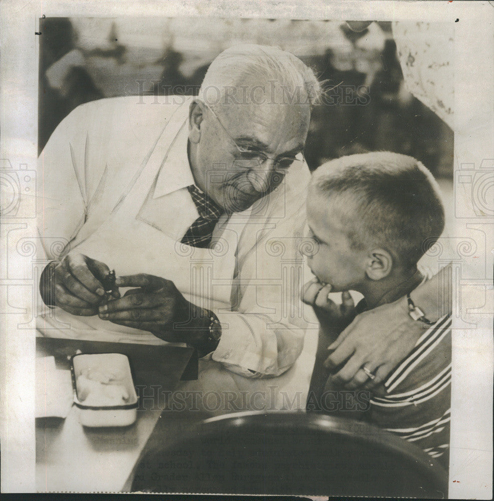 1955 Press Photo Psychiatrist Dr Karl Menninger Gives Allen Burger The Salk Shot - Historic Images