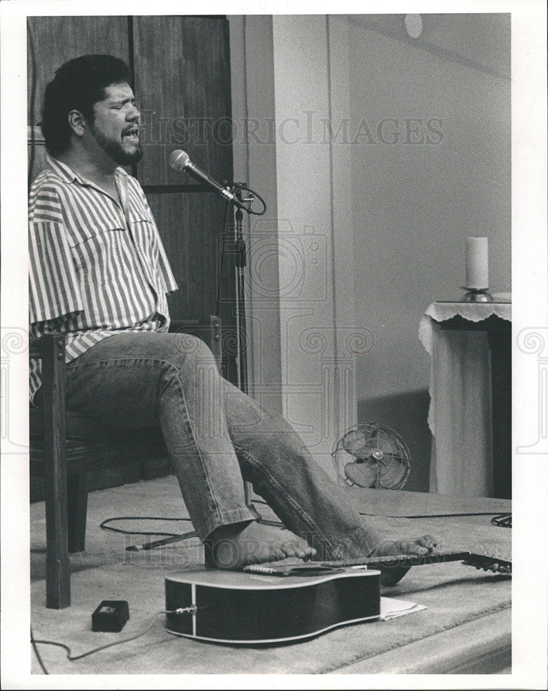 1989 Press Photo Tony Melendez Disabled Musician St. Thomas Of Canterbury Church - Historic Images