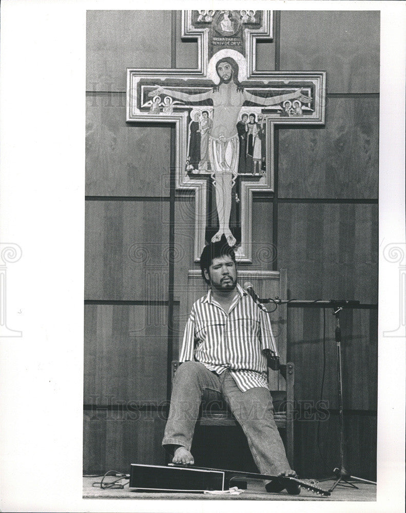 1989 Press Photo Tony Melendez, armless musician who plays guitar with his toes - Historic Images