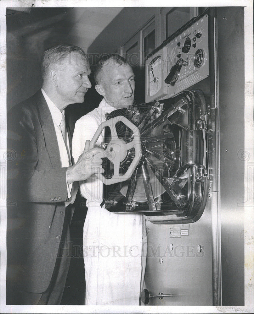 1957 Press Photo Dr. William F. Mengert/Dr. James E. McClure/Sterilizing Machine - Historic Images