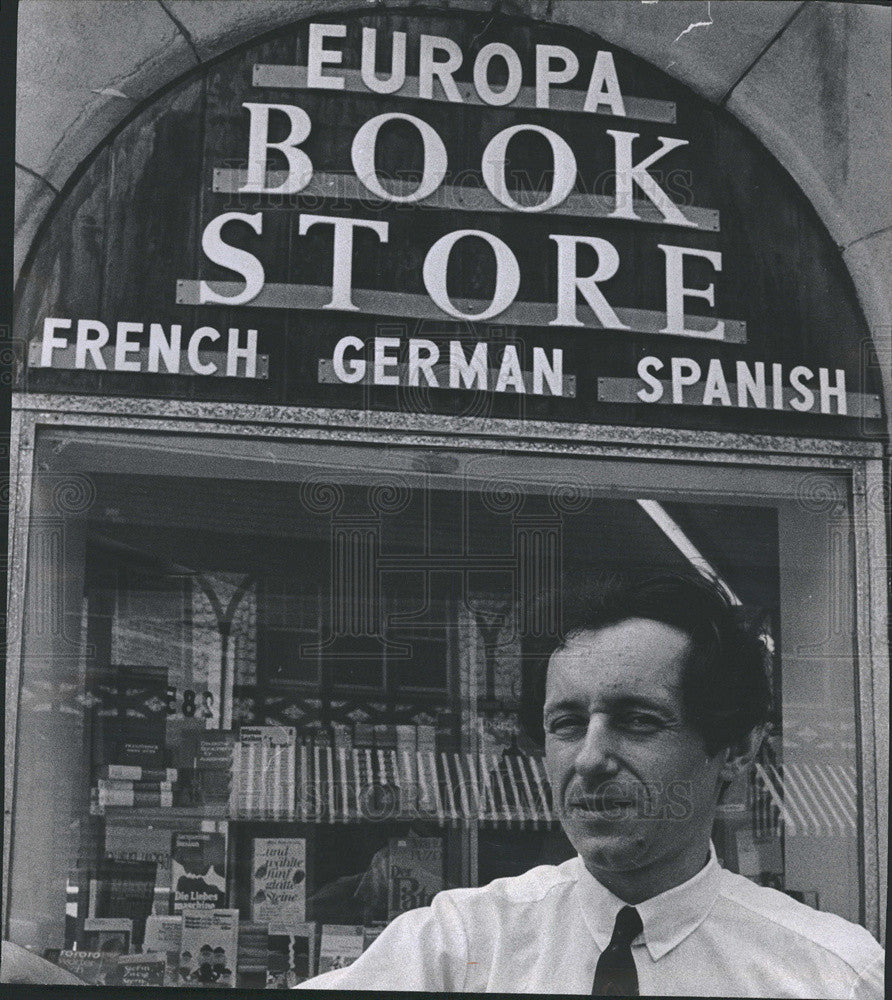 1970 Press Photo Hubert Mengin Opens Europa Book Store In Chicago - Historic Images
