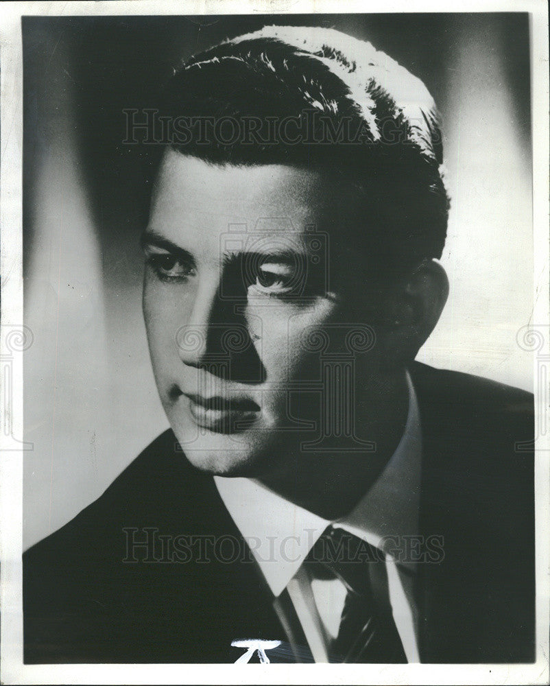 1972 Press Photo Giorgio Menigh Set Designer For The Lyric Opera Of Chicago - Historic Images