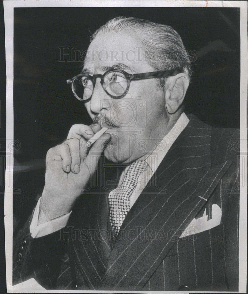 1947 Press Photo Actor Adolphe Menjou Puffs Cigarette While Testifying To Senate - Historic Images