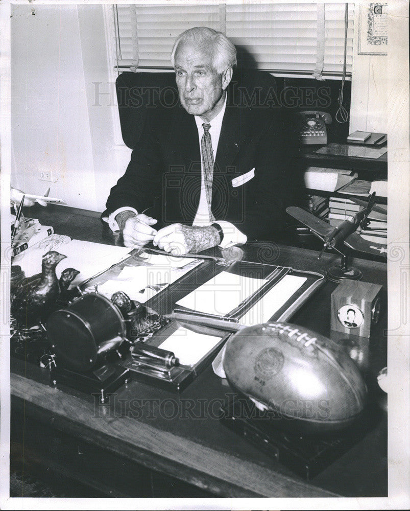 1964 Press Photo Newspaper Publisher Merrill Meigs At His Memento Laden Desk - Historic Images