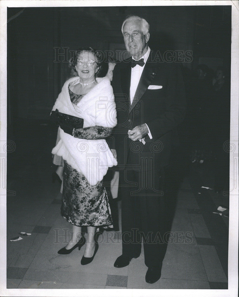 1958 Press Photo Mrs. Wayne Wills and Chicago Herald&#39;s Merrill C. Meigs - Historic Images