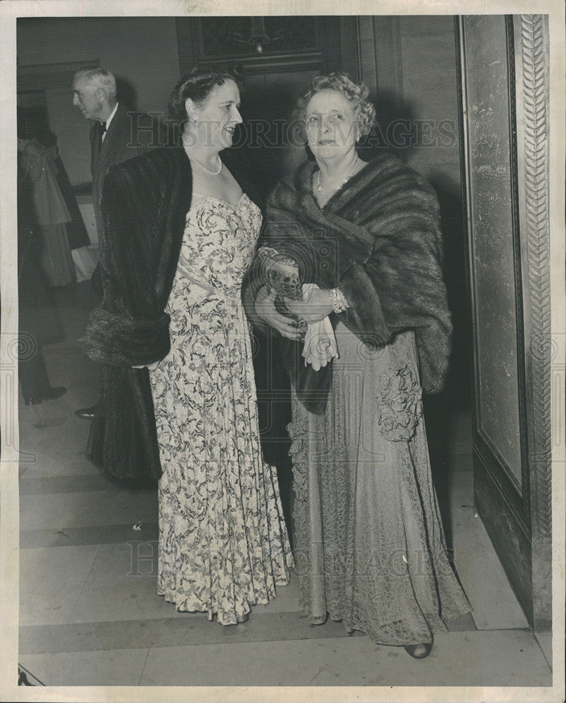 1951 Press Photo Socialites Mrs. John Cuneo And Mrs. Merrill C. Meigs At Opera - Historic Images