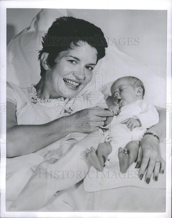 1954 Press Photo Actress Pat Meikle Shows Off Newborn Daughter Bethami ...