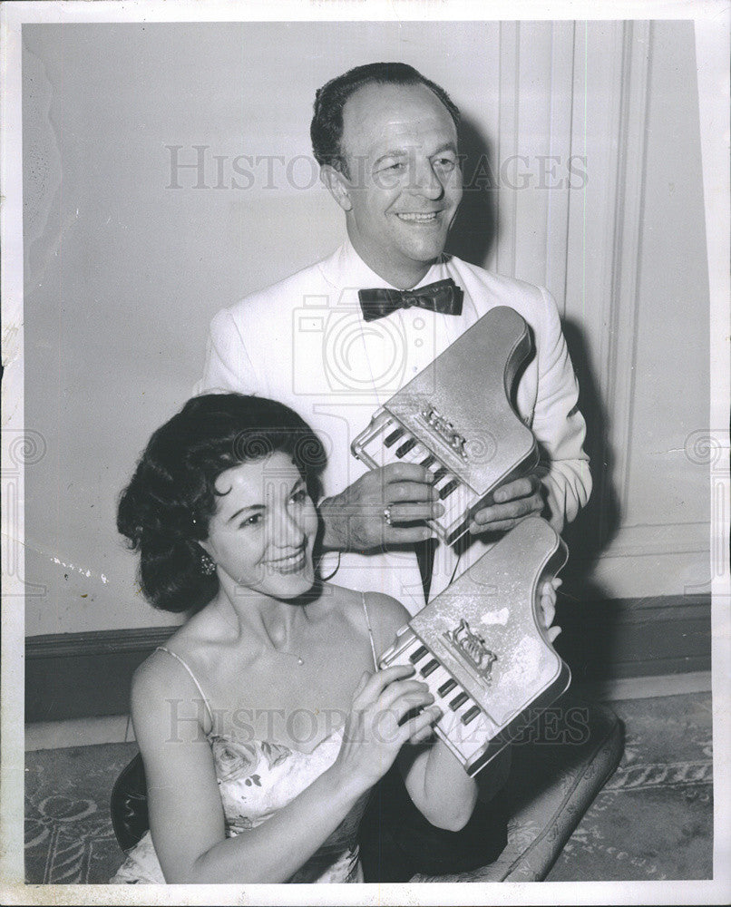 1958 Press Photo Pianists Virginia Parker And Romeo Meltz Hold Miniature Pianos - Historic Images