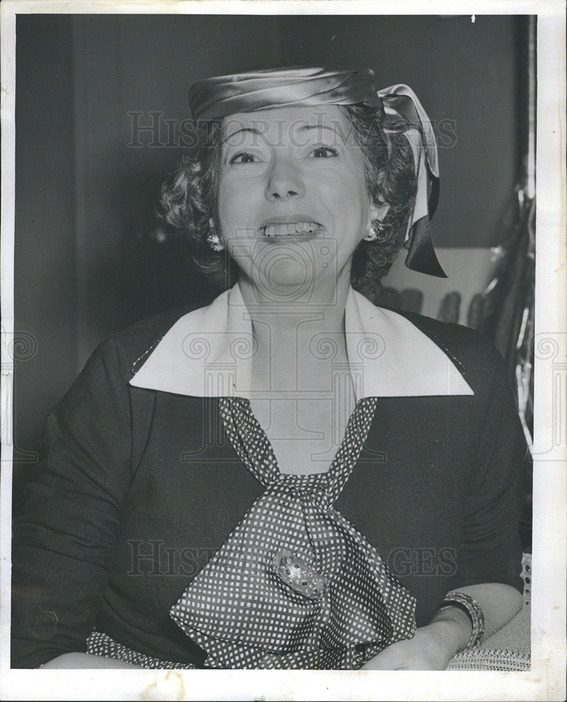 1954 Press Photo Minerva Meltzer Wife Of A.L. And Designer For Evans Fur Company - Historic Images