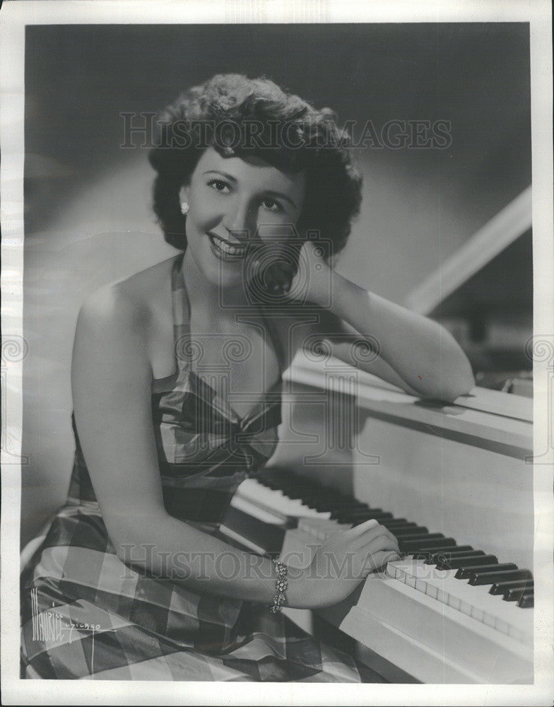 1954 Press Photo Pianist Patricia Melville Performs Bismark Hotel Swiss Chalet - Historic Images