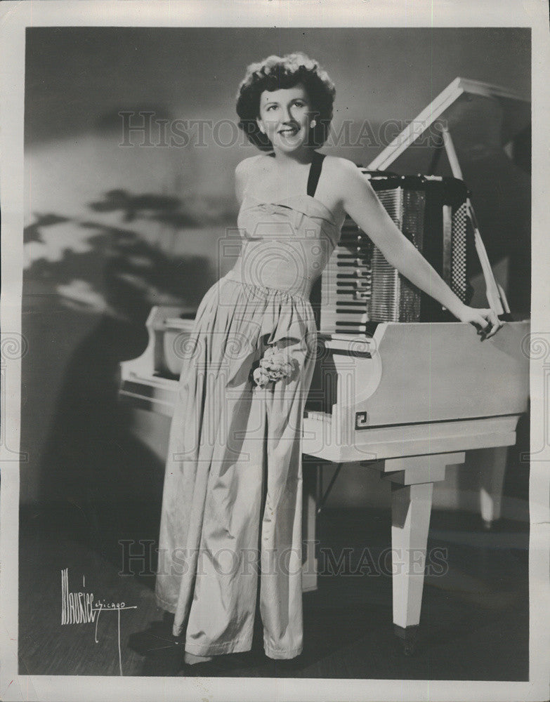 1954 Press Photo Patricia Melville Pianist For Bismark Hotel Publicity - Historic Images