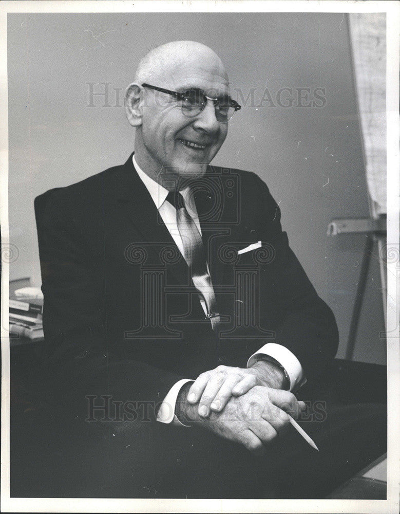 1965 Press Photo William M. McCoy, Administrator At Cook County Hospital - Historic Images