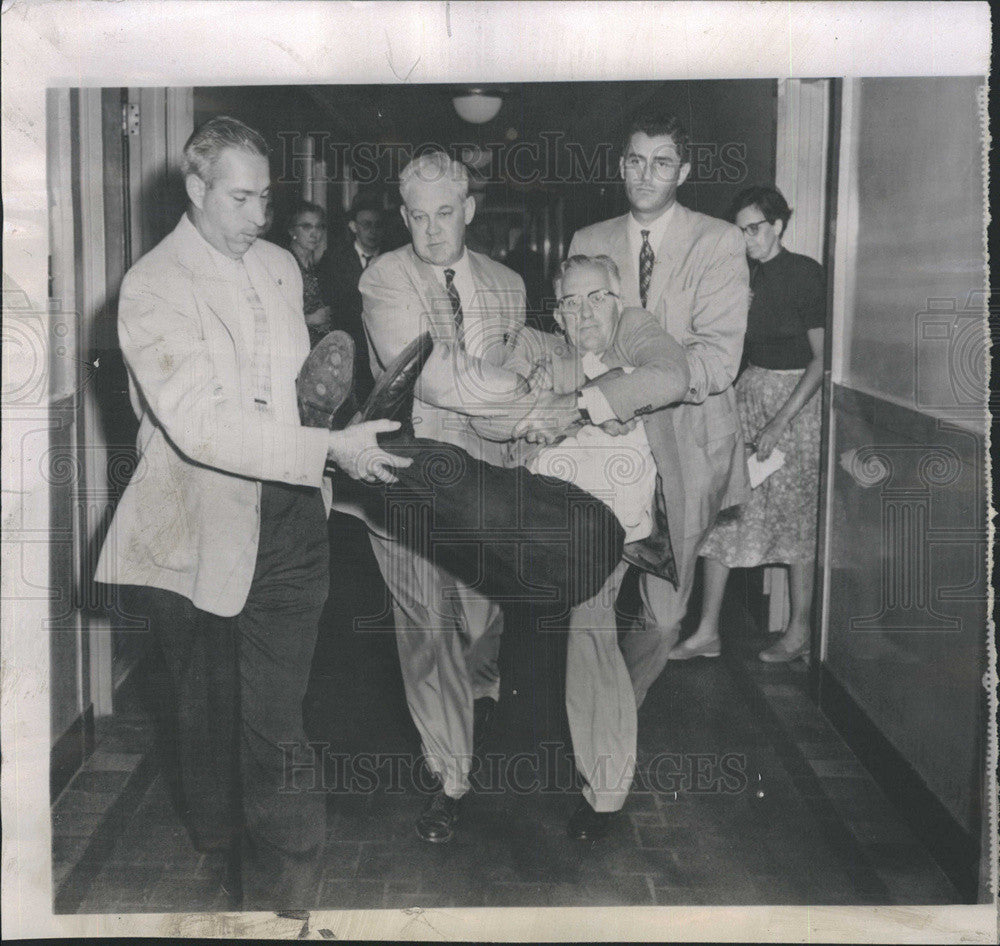 1958 Press Photo Rev. Maurice F. McCracken carried from U.S. Marshall&#39;s Office - Historic Images