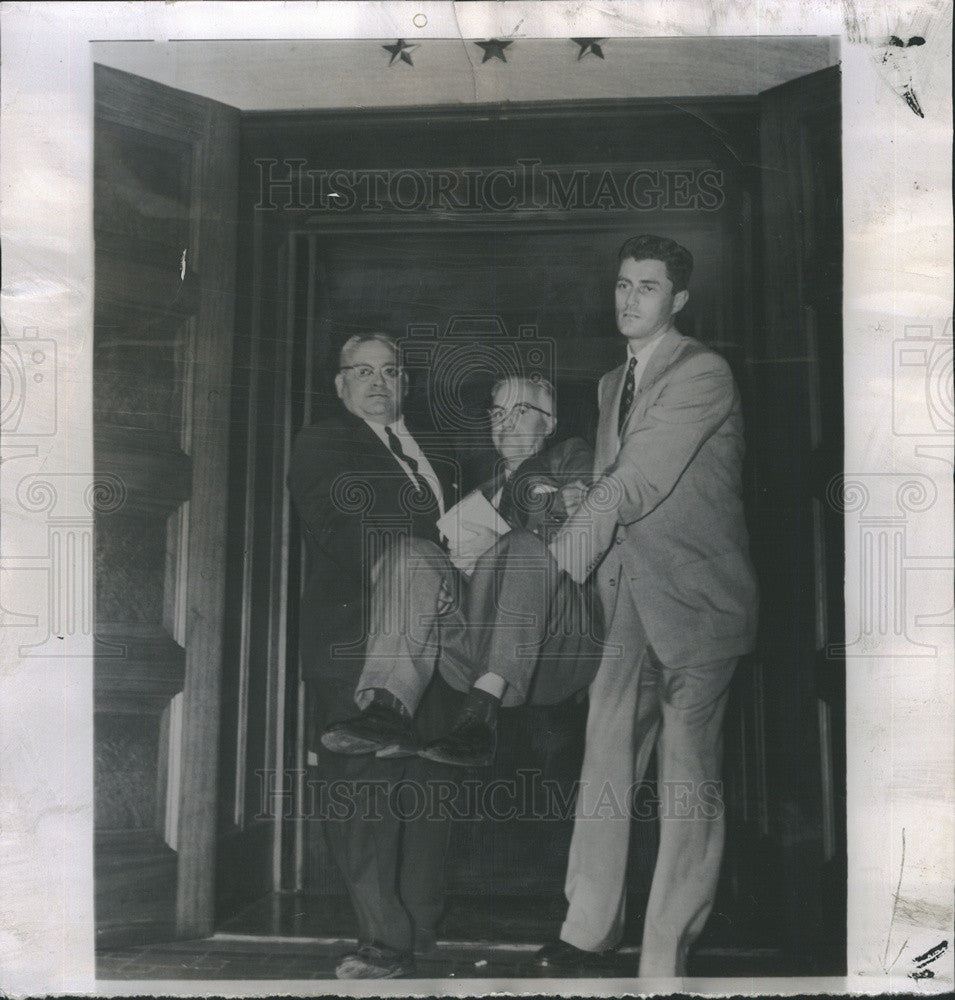 1958 Press Photo Rev Maurice McCrackin had to be carried into U.S District Court - Historic Images