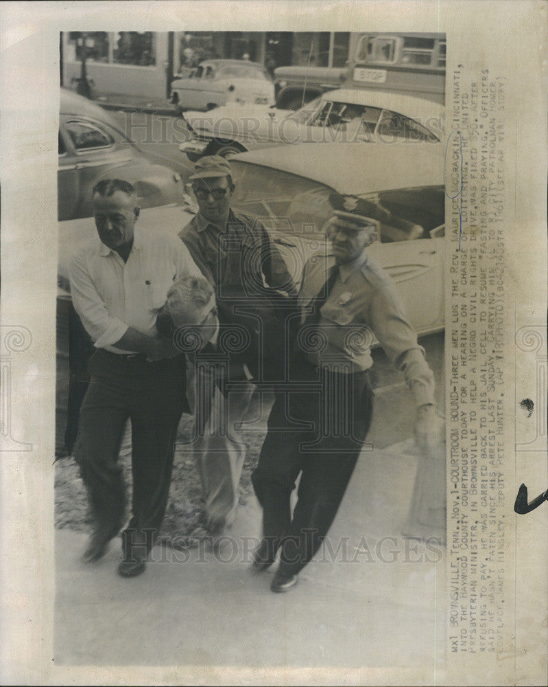 1961 Press Photo Three men lug Rev. Maurice McCrackin into Haywood Courthouse - Historic Images