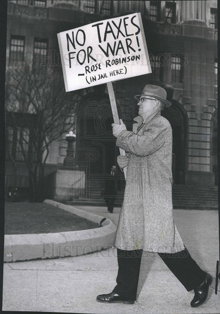 1960 Press Photo Rev. Maurice F. McCrackin protesting an incarceration - Historic Images