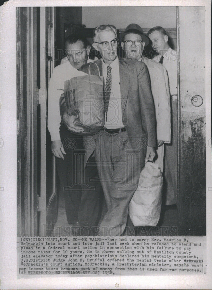 1958 Press Photo Rev. Maurice F. McCrackin leaving Hamilton County Jail - Historic Images