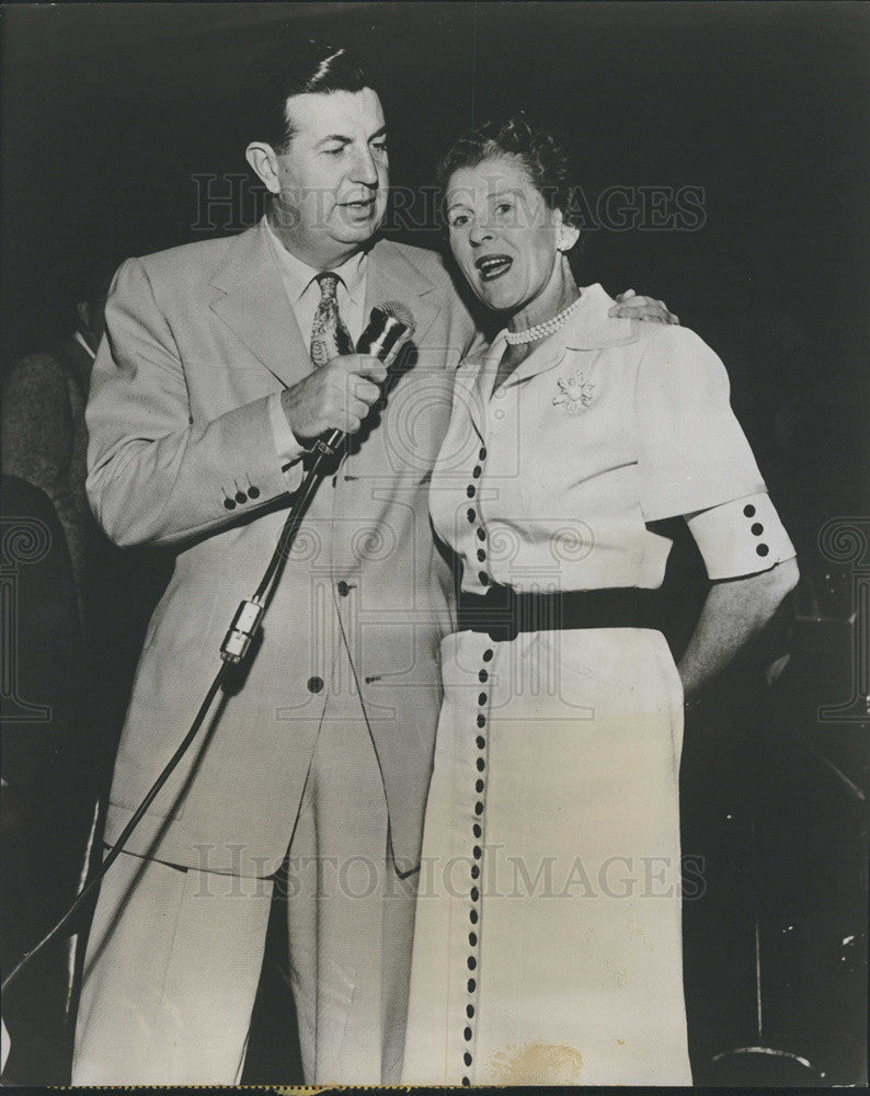 1952 Press Photo Don McNeill &amp; Wife Kay McNeill At &quot;Breakfast Club&quot; Microphone - Historic Images