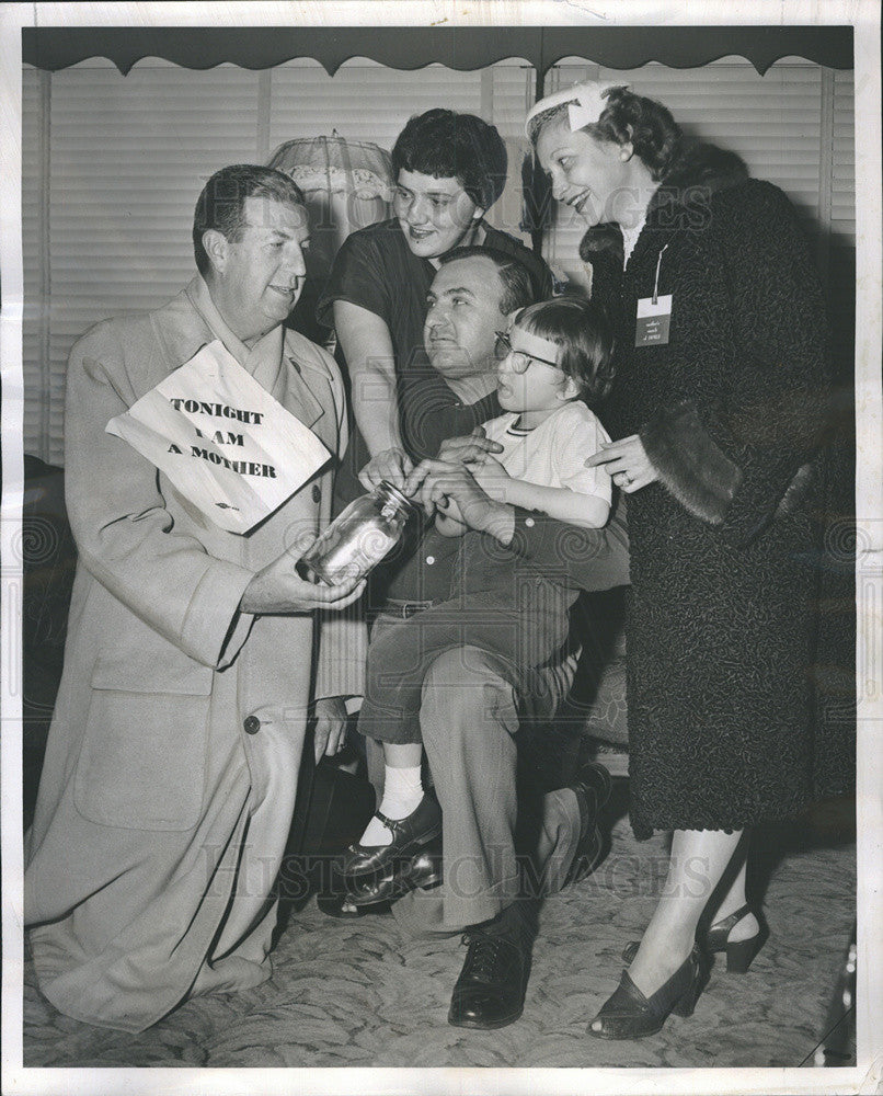 1958 Press Photo Mrs. Fred Pecchia &amp; Entertainer Don McNeill Lead Mothers&#39; March - Historic Images