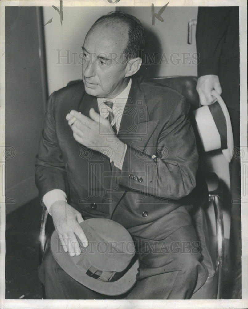 1953 Press Photo Adlai Stevenson During A Press Conference At The Airport - Historic Images