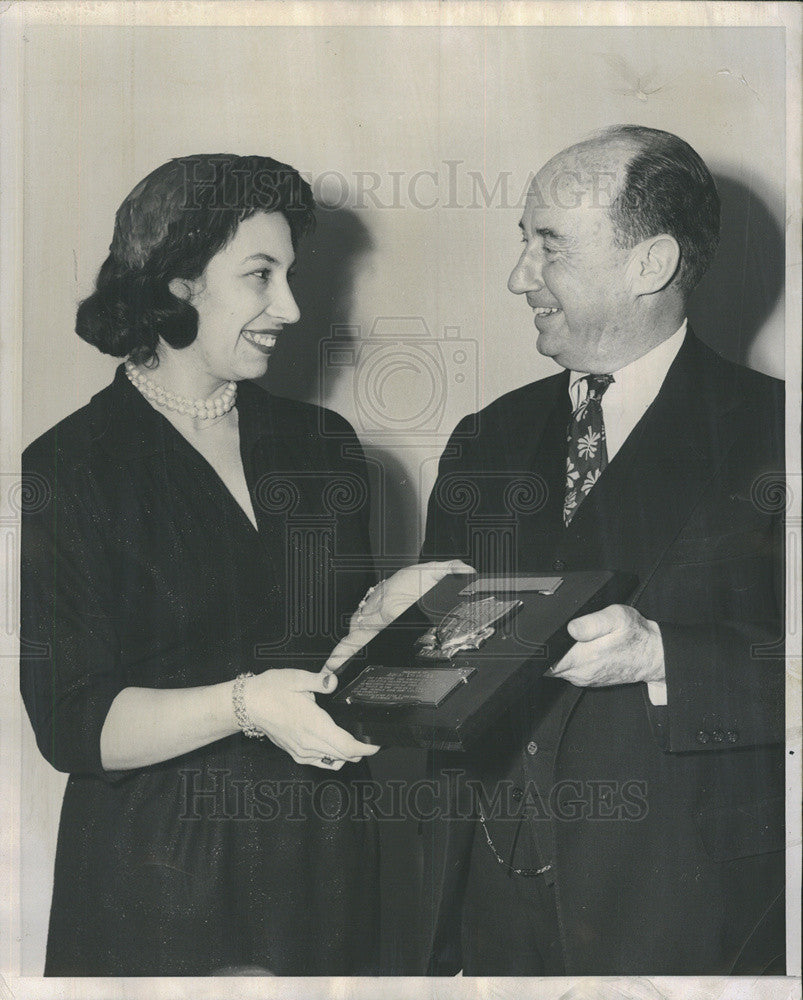 1958 Press Photo Mrs. Howard Rossner Present Award Gov Stevenson in New York - Historic Images