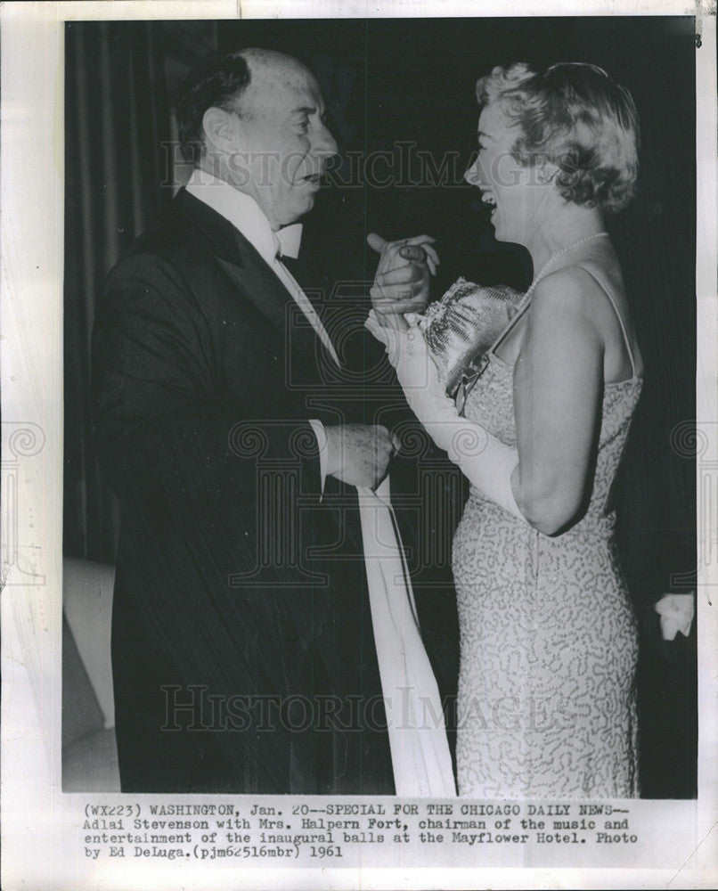 1961 Press Photo Democrat Adlai Stevenson with Mrs. Halpern Fort - Historic Images