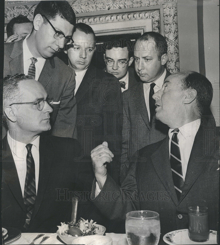 1960 Press Photo Politician Adlai Stevenson Talked to Reporters - Historic Images