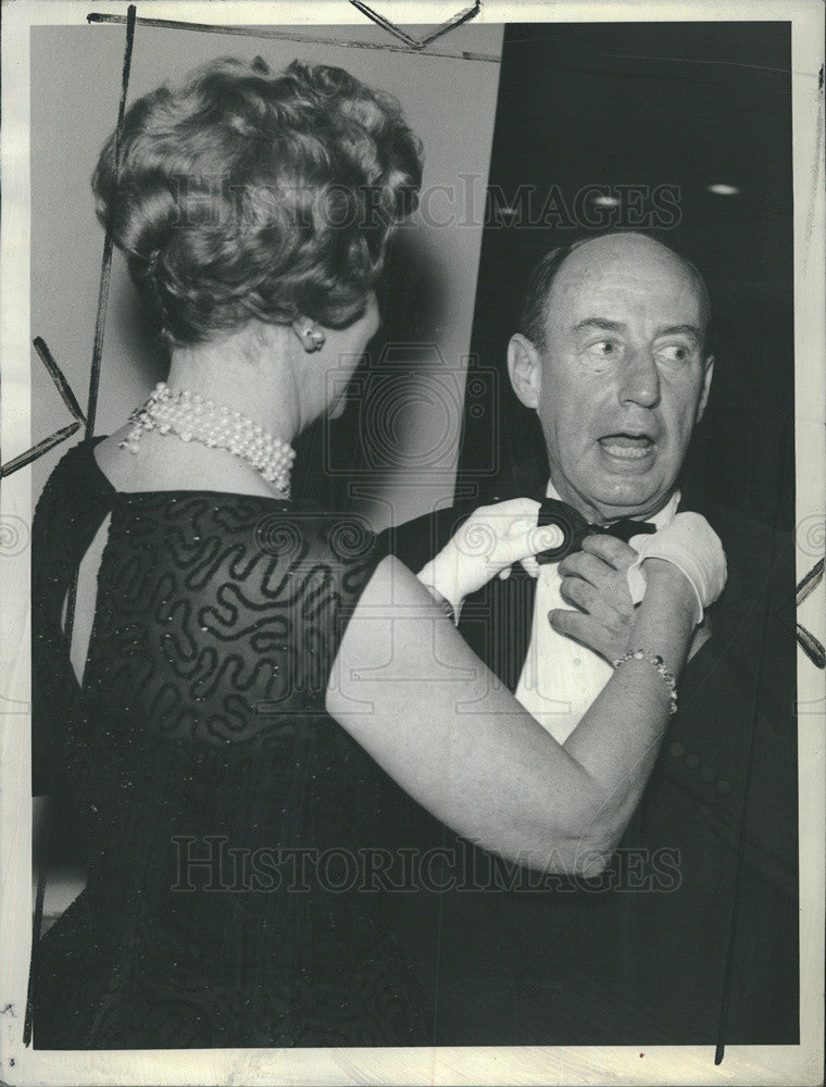 1961 Press Photo of Adlai Stevenson, get some help to his tie to Betty Beale. - Historic Images